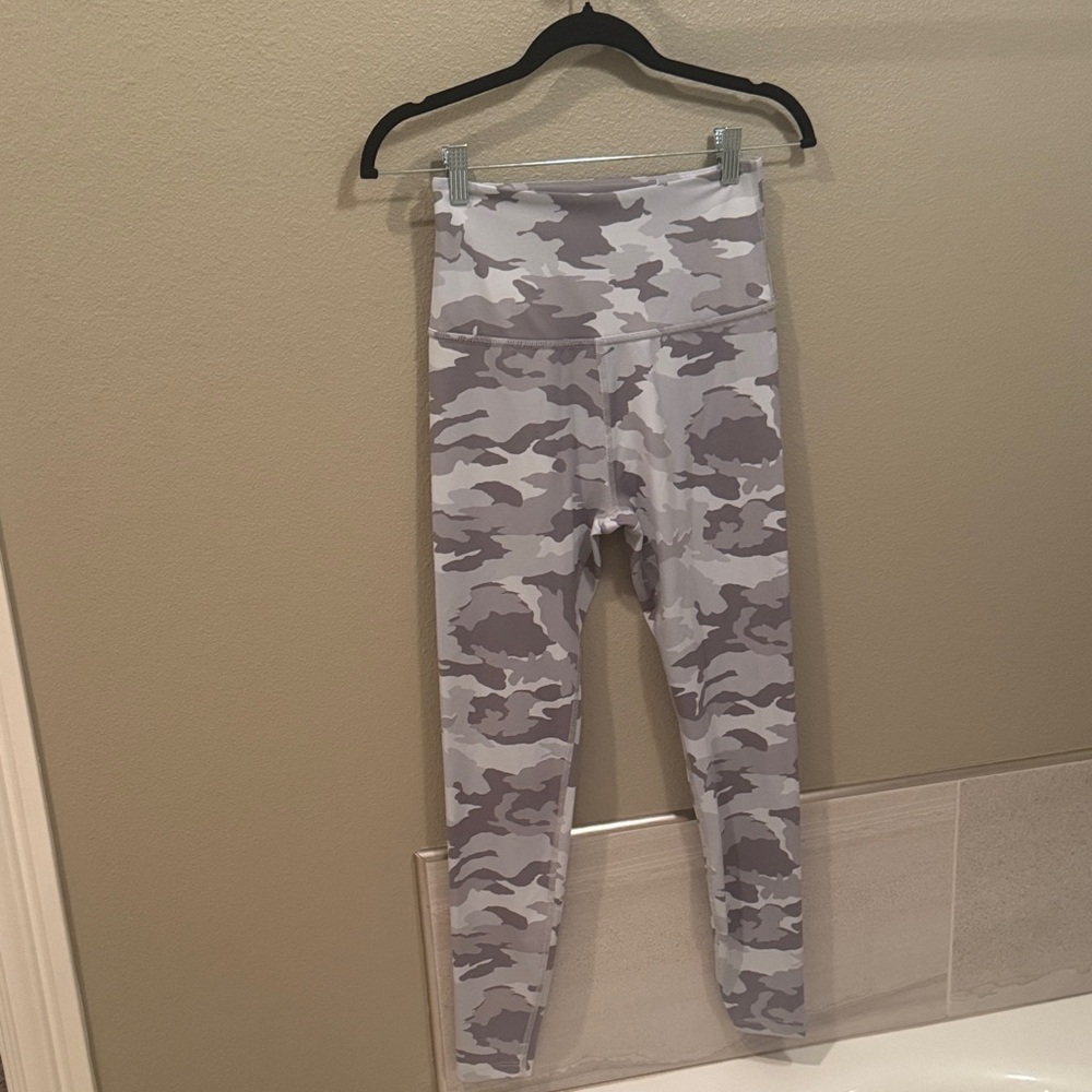 Beyond Yoga Gray camo leggings size M
